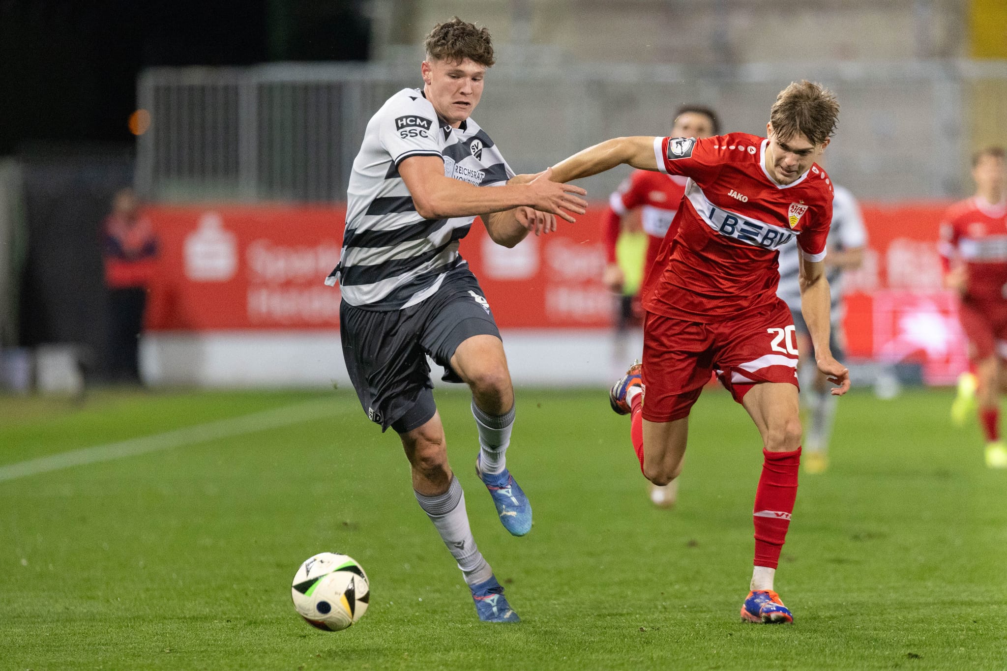 Leon Reichardt (rechts) im Drittligaspiel des VfB Stuttgart II gegen den SV Sandhausen. Künftig trägt der Holzgerlinger das Trikot von Hansa Rostock. Bild: Eibner