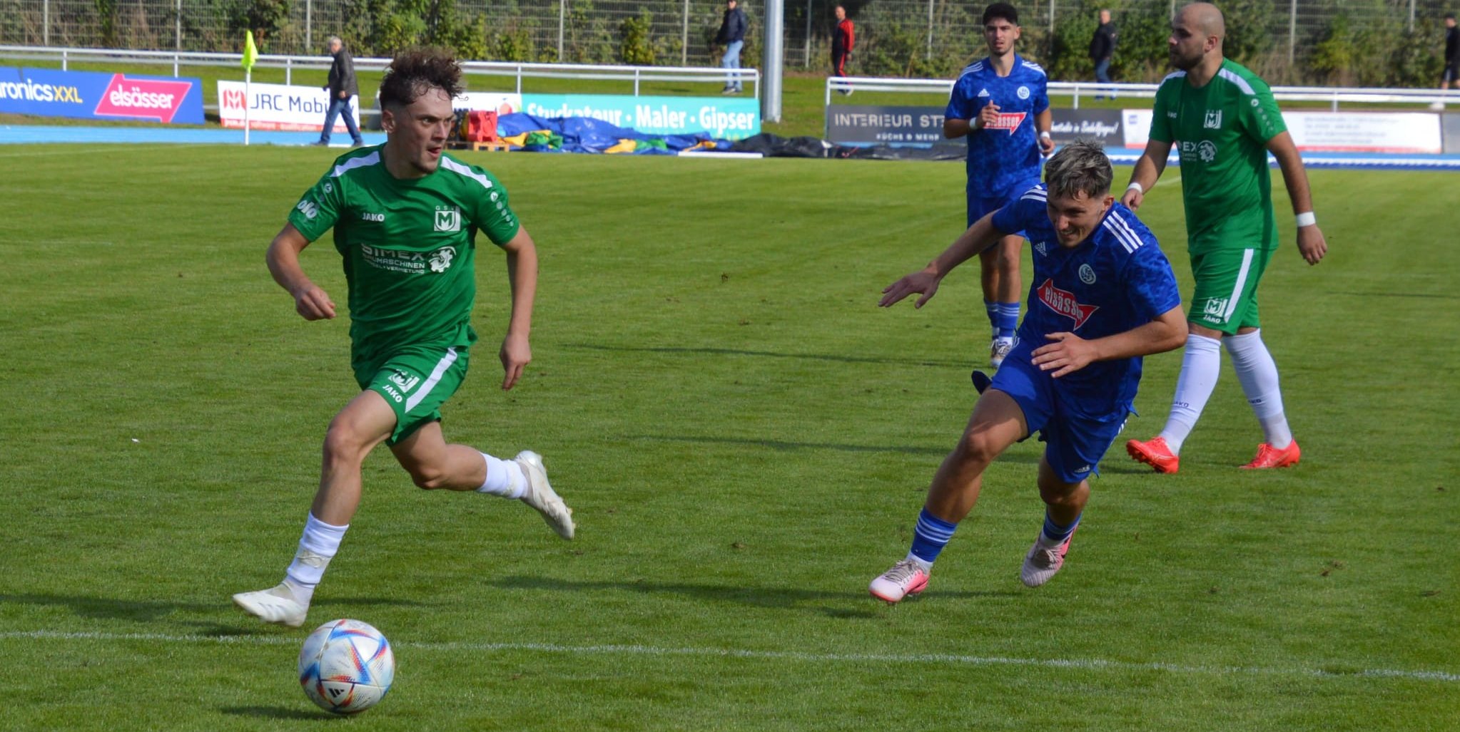 Maichingens Kane Ehmke (am Ball) und VfL-Spieler Aaron Biedma-Andrades werden im Derby am Sonntag erneut die Klingen kreuzen.Bild: Zvizdiç