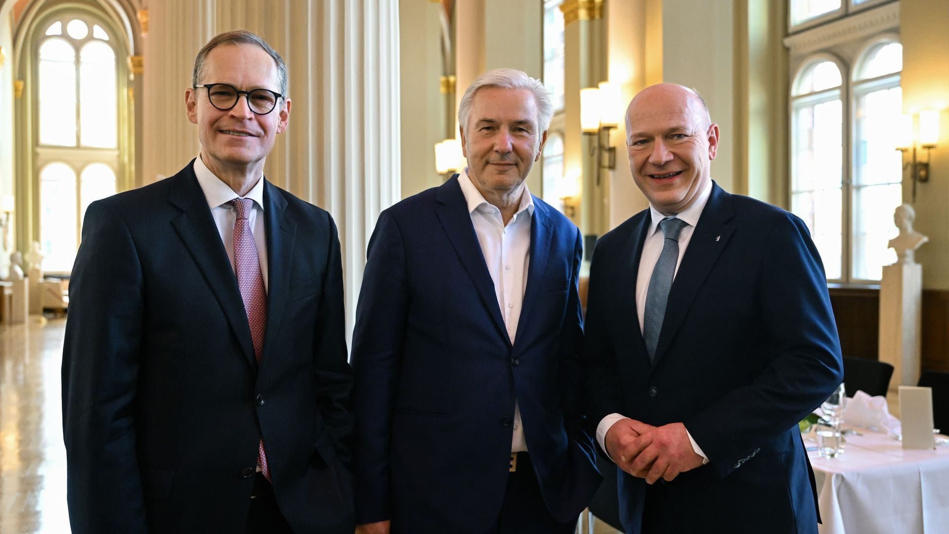 Der frühere Regierende Bürgermeister Klaus Wowereit zwischen seinen Nachfolgern Michael Müller (links, SPD) und Kai Wegner (rechts, CDU) im Jahr 2025. (Archivbild)