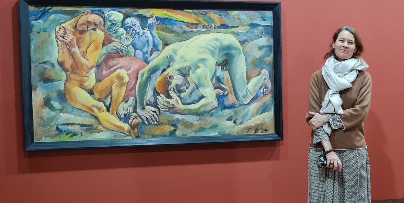 Galerieleiterin Corinna Steimel neben dem Steisslinger-Gemälde „Der geschlagene Hiob und seine drei Freunde“ aus dem Jahr 1924.