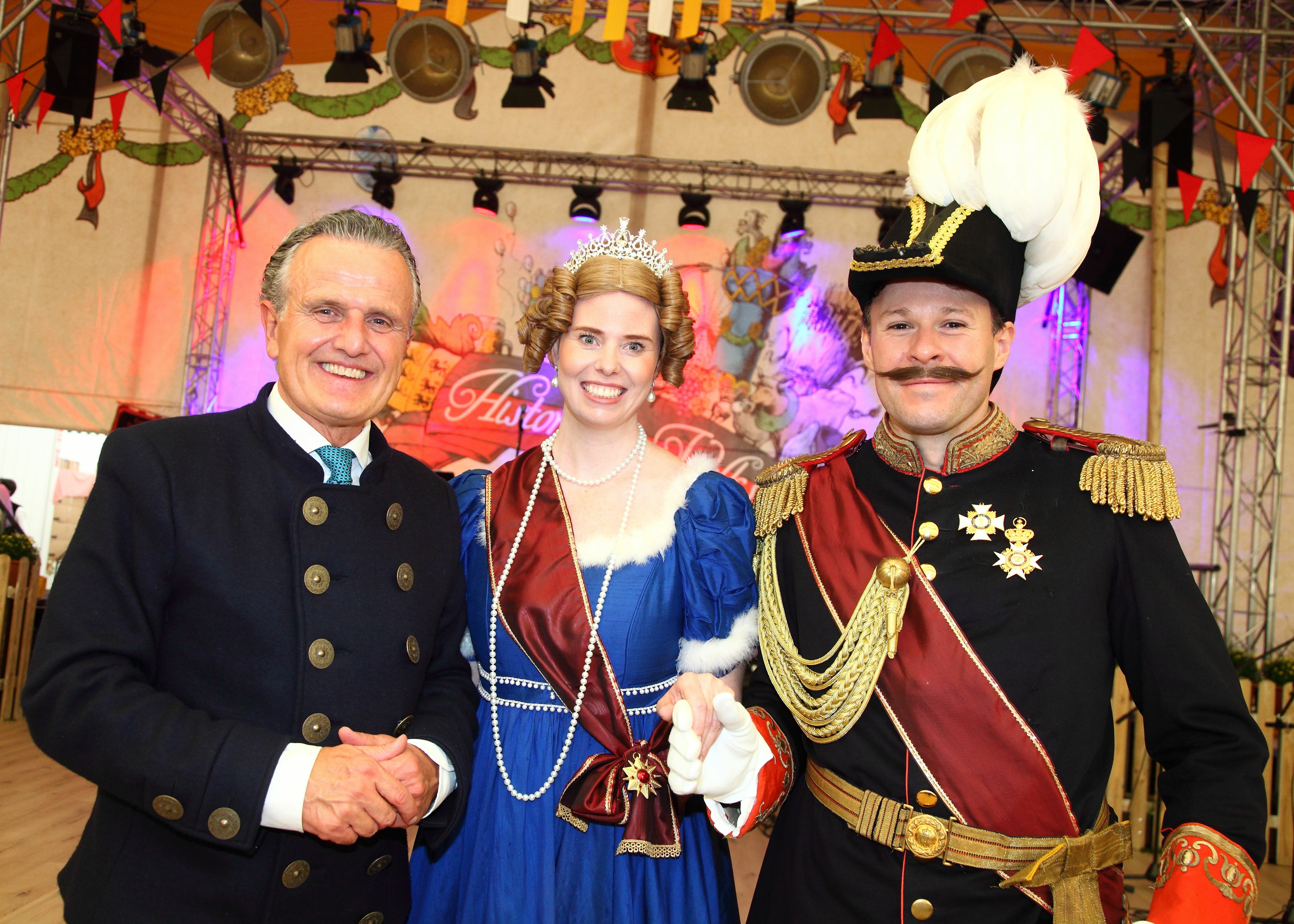 Stuttgarts OB Frank Nopper mit König Wilhelm I. und seiner Frau Katharina. Bild: Helmut Ulrich