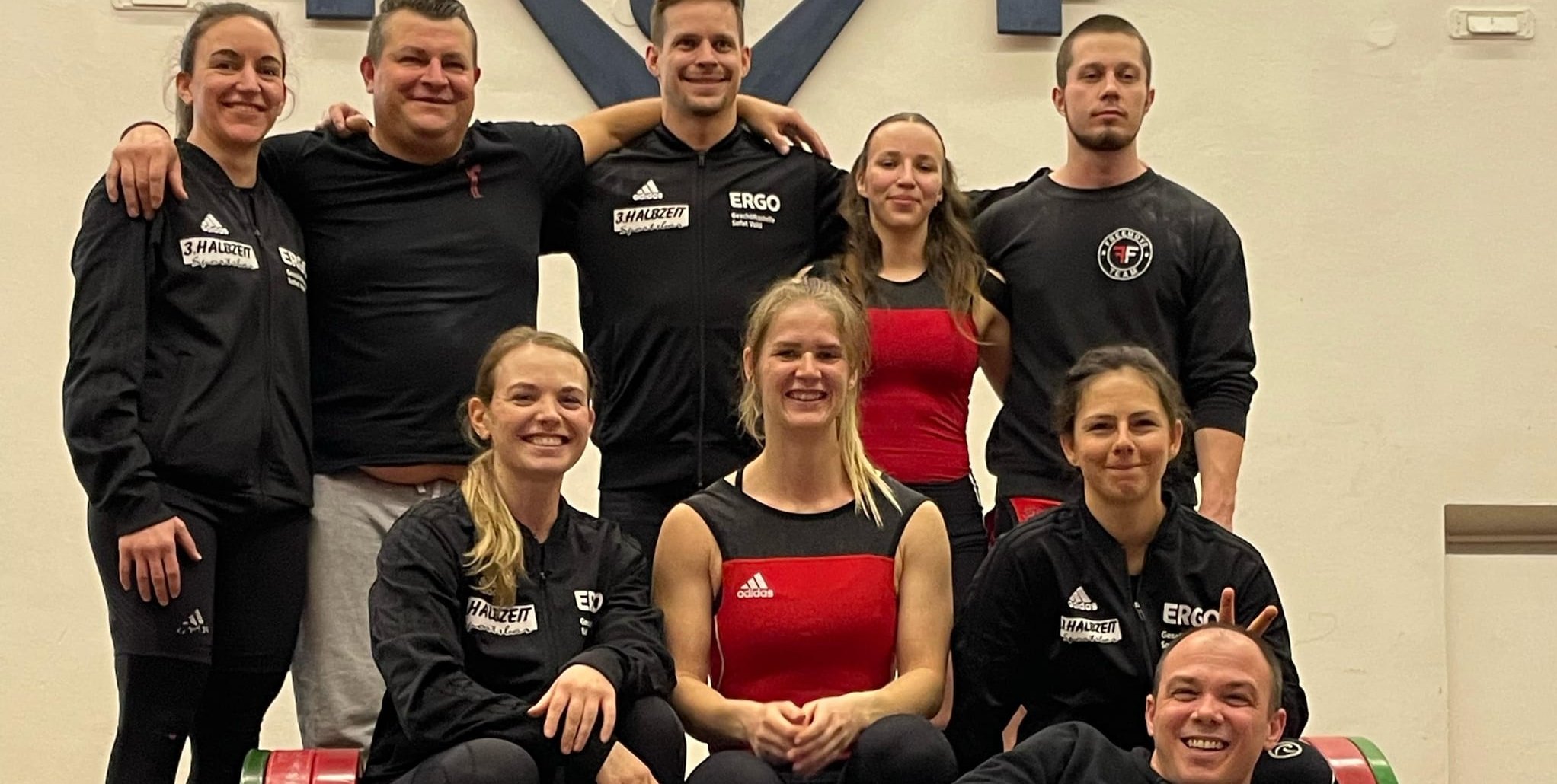 Die Magstadter Gewichtheber Heike Chor, Joachim Schumacher, Nicolai Schmid, Ema Grossova, Vojtech Krejcik (hintere Reihe von links), Elisabeth Grünwald, Viktoria Merkle, Julia Hafenrichter (mittlere Reihe von links) und Marcel Marongiu (vorne). Bild: z