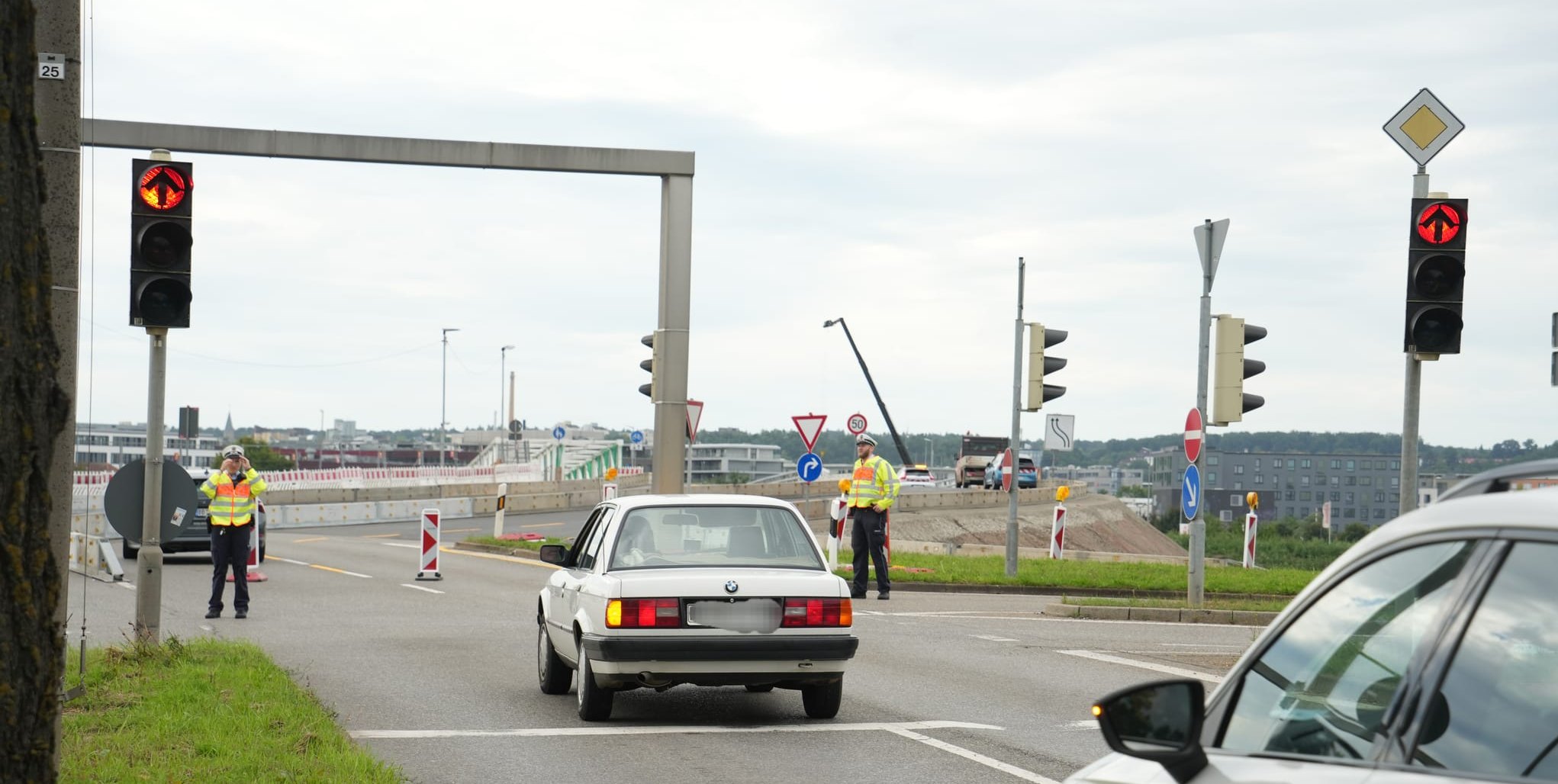 Am Dienstagvormittag regelte die Polizei den Verkehr: Die Autofahrer mussten umdrehen oder auf die A81 in Richtung Singen fahren.