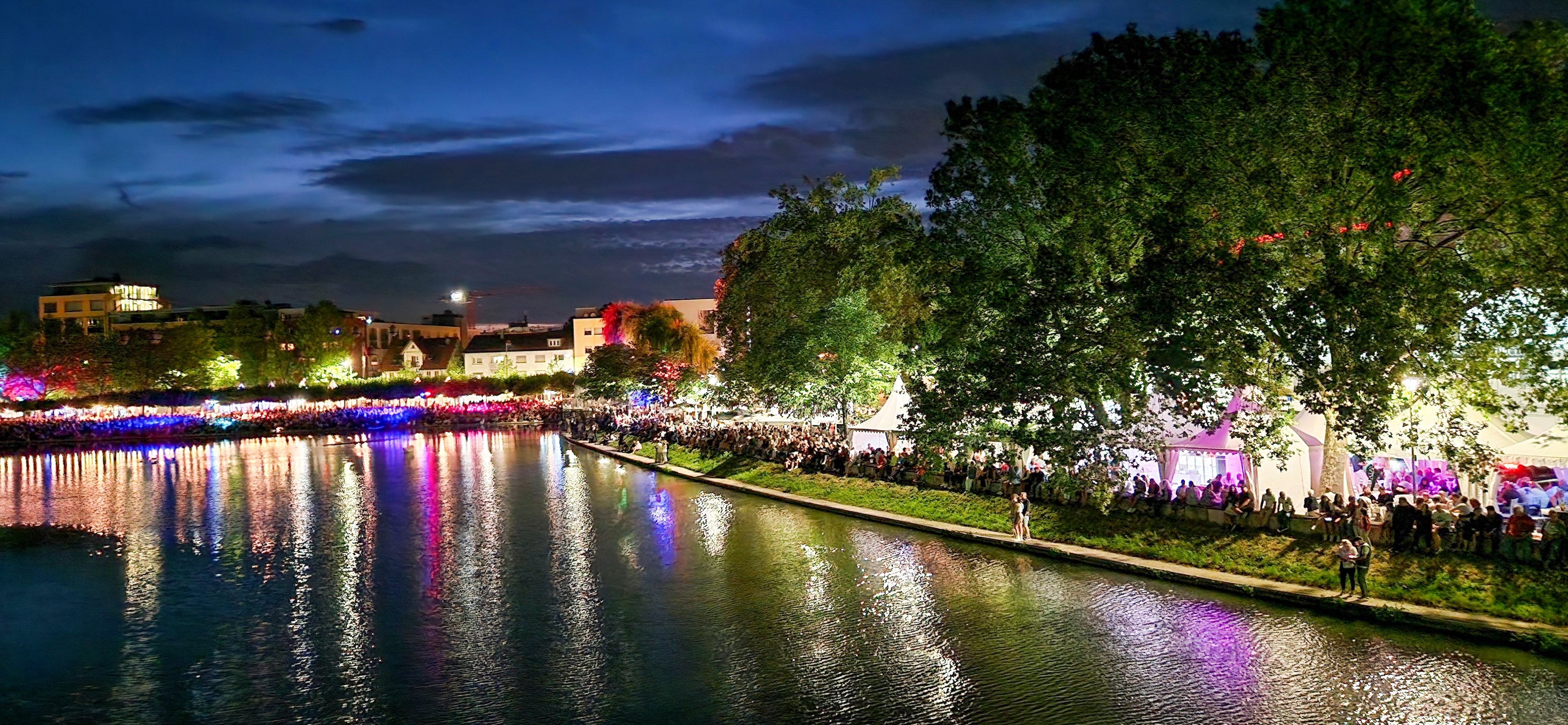 Der Auftakt zur 32. Auflage von Schlemmen am See geht in die Geschichte des Gastronomen-Fests ein: So viele Besucher wie noch nie zuvor strömten an einem Eröffnungstag des Events an den Unteren See, um dort Speisen, Getränke, ein tolles Flair und allerfeinste Stimmung zu genießen. Bild: Dettenmeyer