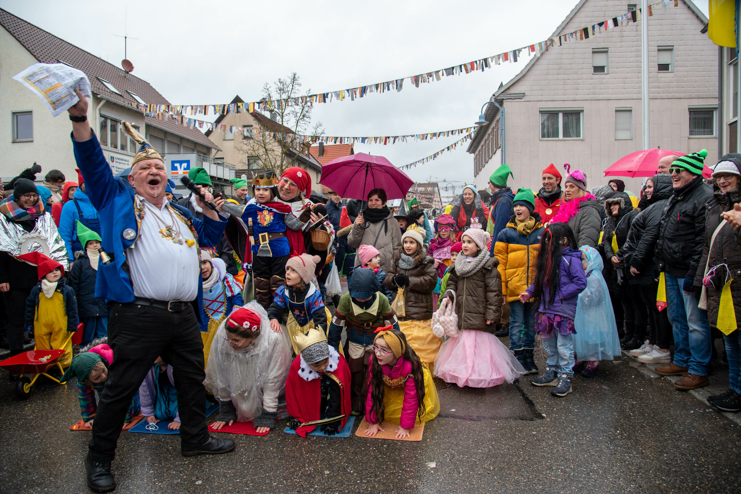 Joachim Bühler, 1. Vorsitzender des Ehninger Karnevalvereins und die Bühlzwerge vor dem Rathaus. Bild: Nüßle