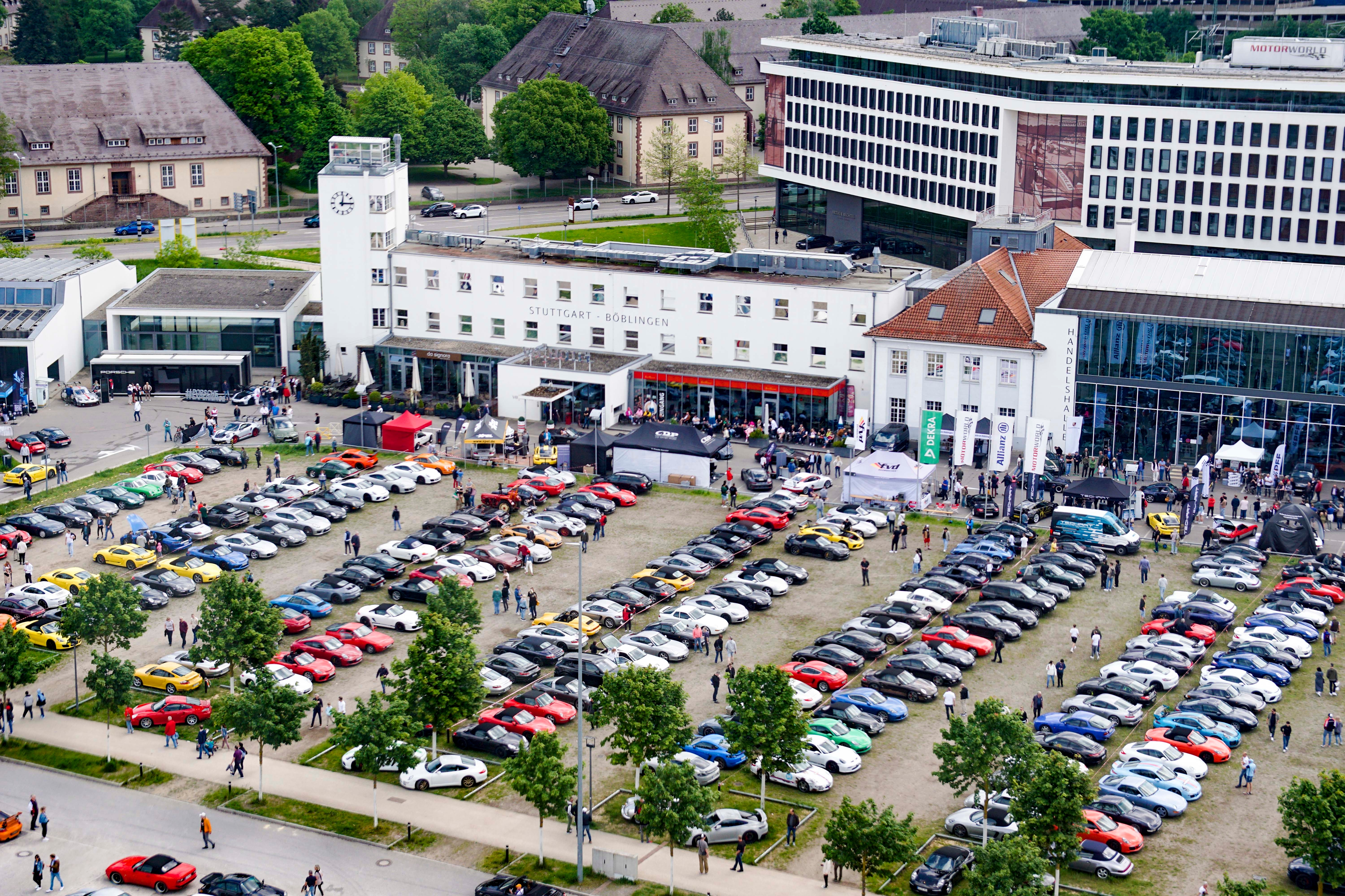 Das Porsche-Treffen auf dem Flugfeld vom Riesenrad aus gesehen. Bild: Dettenmeyer