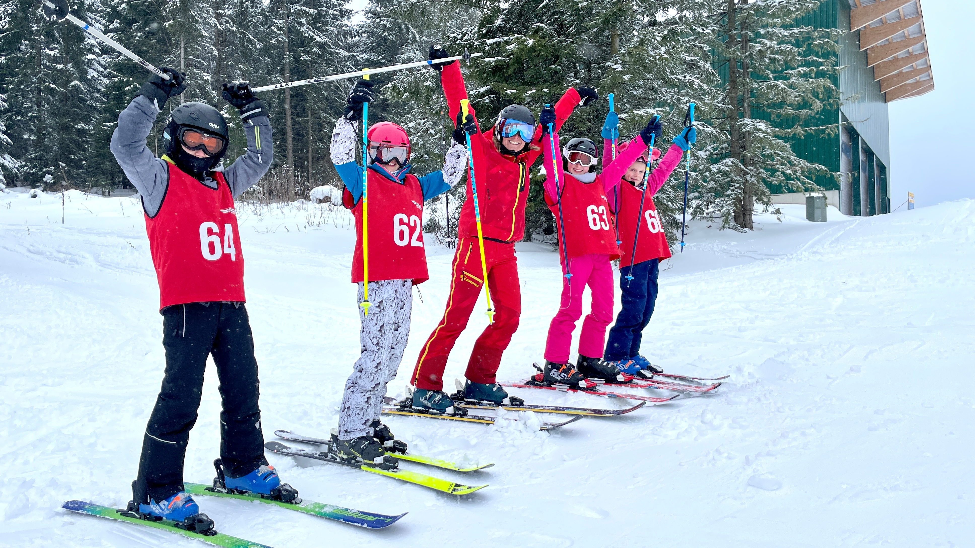 Beim Schulskitag finden Skifahrer und Snowboarder aller Könnensstufen ihren Platz. Bild: Willy Stahl