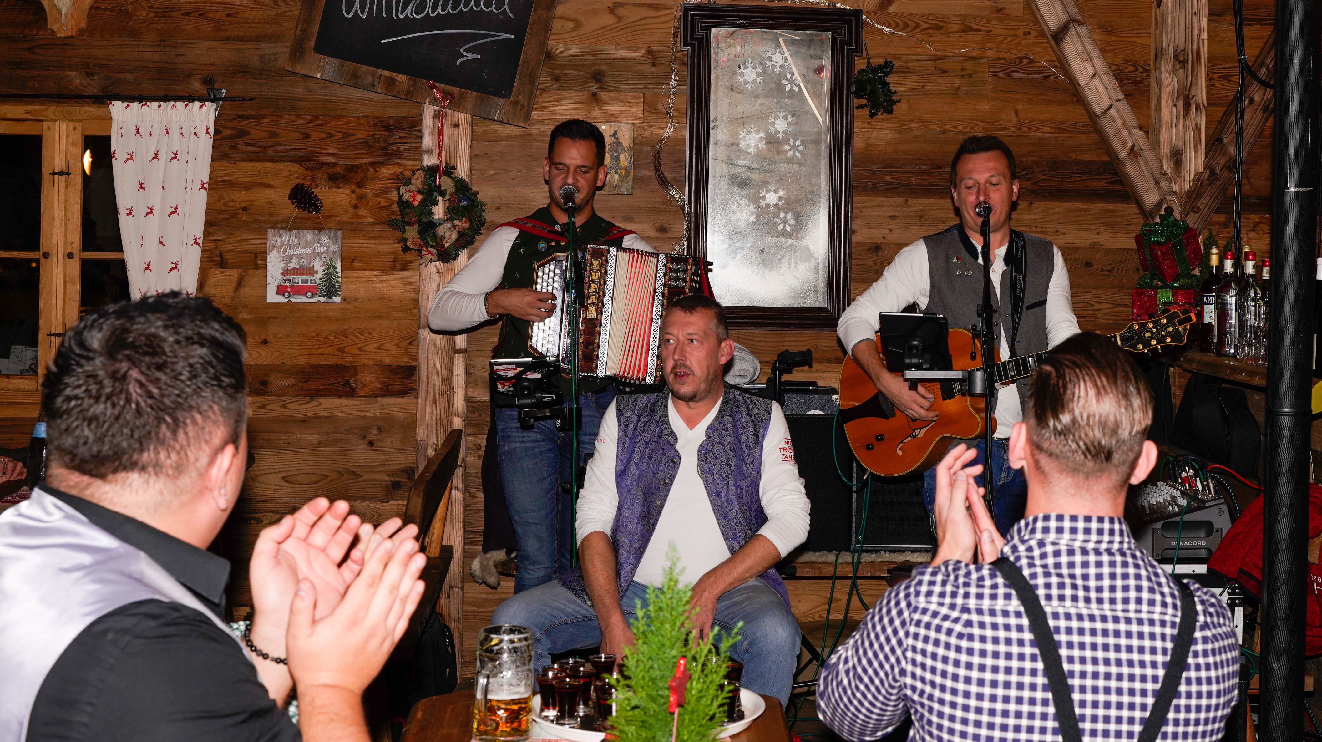 Die „Jauchzaaa“ spielen auf und machen Stimmung in der Hütte.     Bild: Dettenmeyer