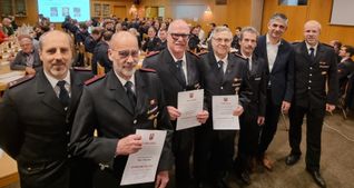 Die neuen Ehrenmitglieder der Holzgerlinger Feuerwehr Rolf Maurer (2. von links), Stefan Klatt (3. von links) und Robert Binder (4. von links) mit Markus Rath (stellvertretender Kommandant, links), Micha Starniske (stellvertretender Kommandant, von rechts), Bürgermeister Ioannis Delakos und Kommandant Albrecht Schmid.  Bild: Hamann