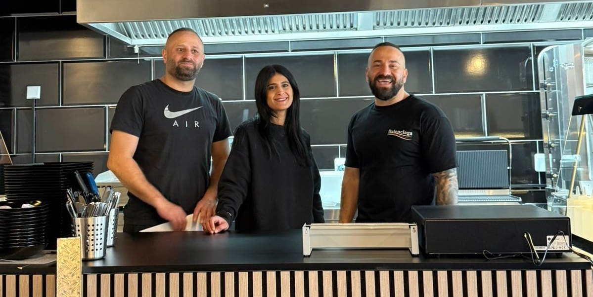 Kamiran Orhan, Menice Raoof und Mehmet-Emin Orhan (von links) freuen sich auf viele Gäste. Bild: z