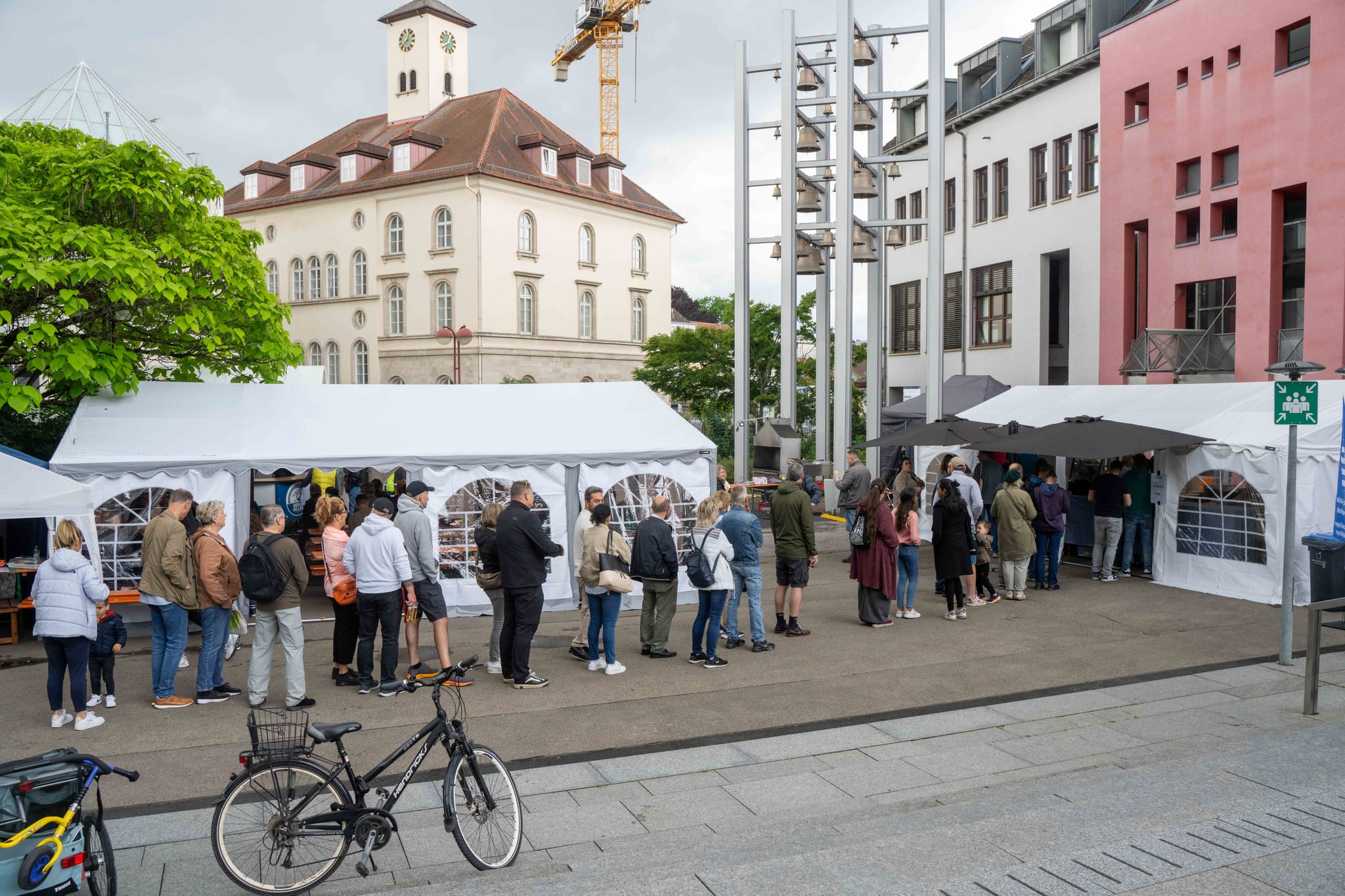 Gyros, Ouzo und Sirtaki: Besucher strömen trotz Regen zum griechischen Kulturfest auf dem Sindelfinger Rathausvorplatz.