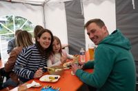 Gyros, Ouzo und Sirtaki: Besucher strömen trotz Regen zum griechischen Kulturfest auf dem Sindelfinger Rathausvorplatz.