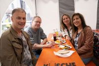 Gyros, Ouzo und Sirtaki: Besucher strömen trotz Regen zum griechischen Kulturfest auf dem Sindelfinger Rathausvorplatz.