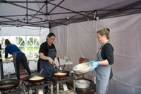 Gyros, Ouzo und Sirtaki: Besucher strömen trotz Regen zum griechischen Kulturfest auf dem Sindelfinger Rathausvorplatz.