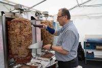 Gyros, Ouzo und Sirtaki: Besucher strömen trotz Regen zum griechischen Kulturfest auf dem Sindelfinger Rathausvorplatz.