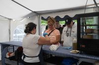 Gyros, Ouzo und Sirtaki: Besucher strömen trotz Regen zum griechischen Kulturfest auf dem Sindelfinger Rathausvorplatz.