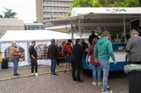 Gyros, Ouzo und Sirtaki: Besucher strömen trotz Regen zum griechischen Kulturfest auf dem Sindelfinger Rathausvorplatz.