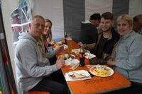 Gyros, Ouzo und Sirtaki: Besucher strömen trotz Regen zum griechischen Kulturfest auf dem Sindelfinger Rathausvorplatz.