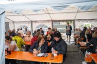 Gyros, Ouzo und Sirtaki: Besucher strömen trotz Regen zum griechischen Kulturfest auf dem Sindelfinger Rathausvorplatz.