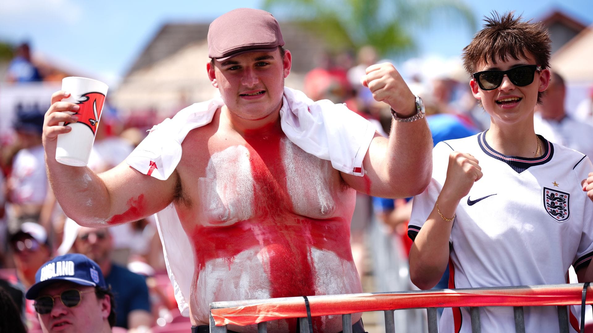 Kein T-Shirt nötig: England-Fans bei einem Freundschaftsspiel in Florida.