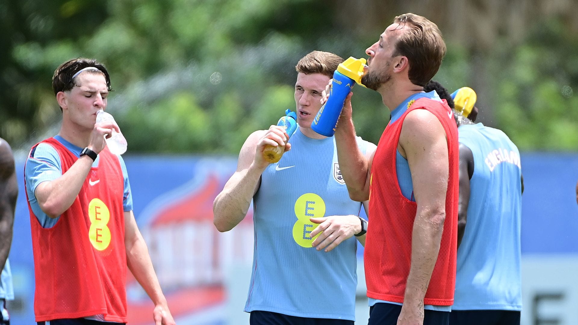 Englands Nationalspieler um Harry Kane (r) während einer Trinkpause. (Archivbild)