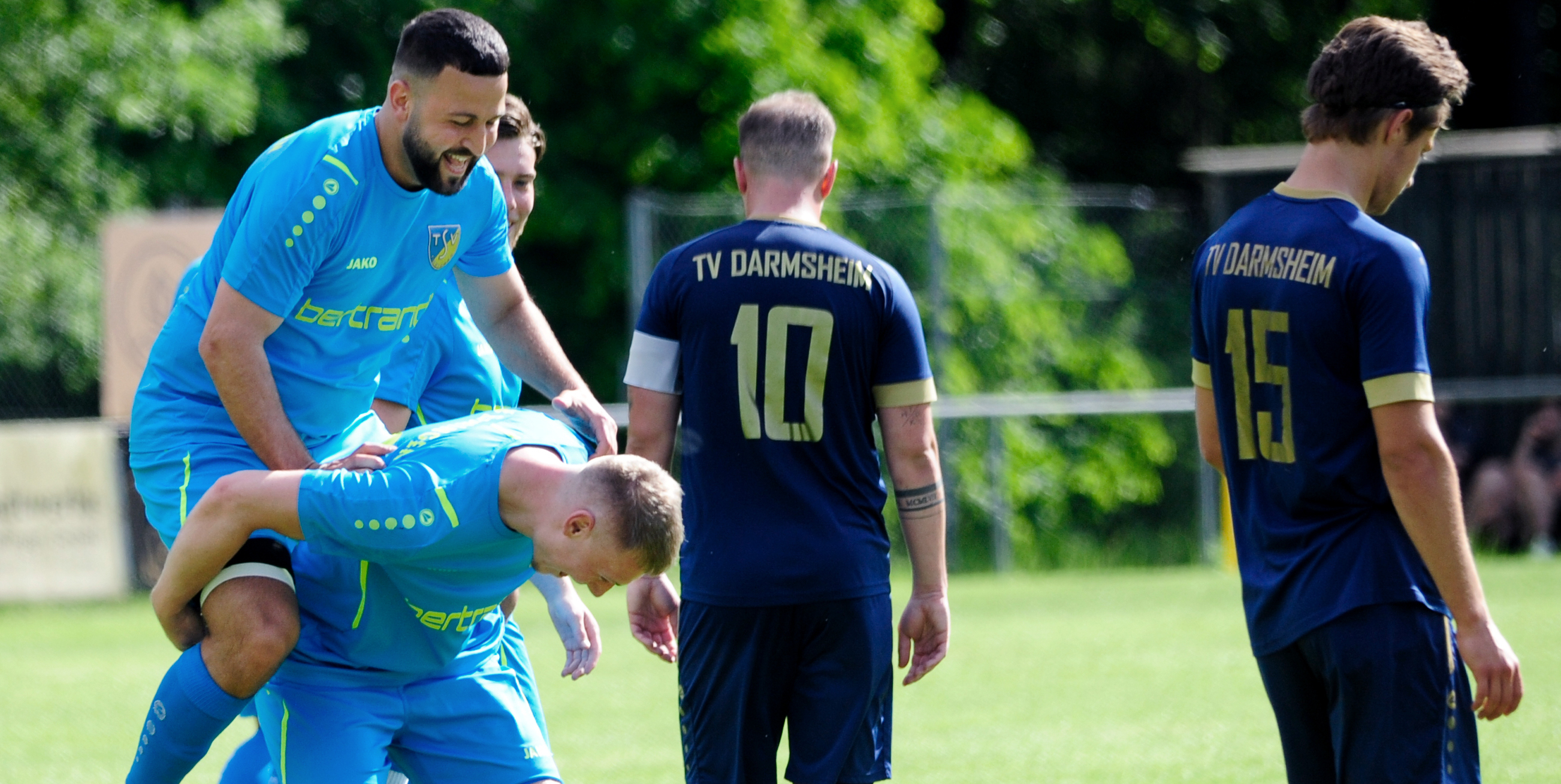 Lars Jäger, der zuvor schon getroffen hatte, nimmt nach dem 4:0 für Ehningen den Torschützen Tahir Bahadir huckepack.
