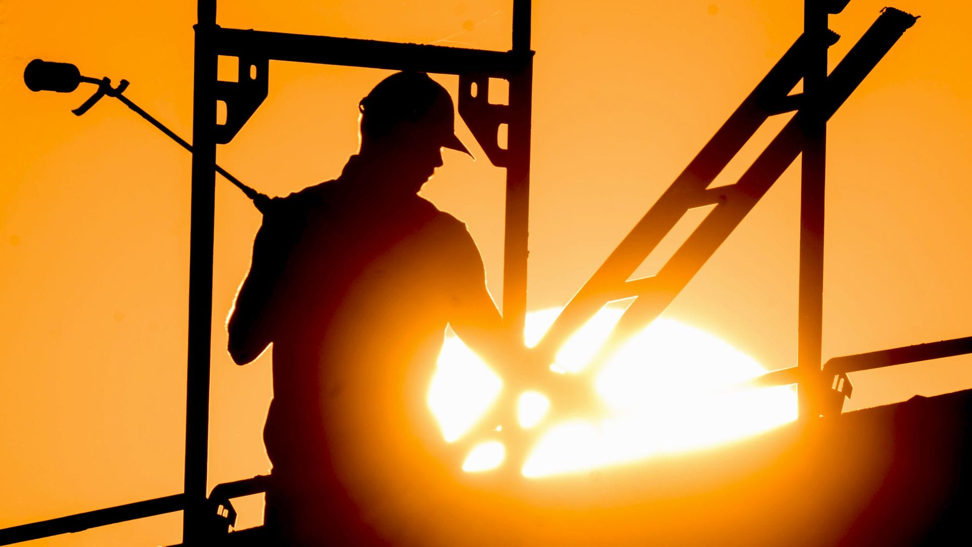 Angesichts der aktuellen Hitzewelle hat die IG BAU gefordert, auf den Baustellen die Arbeit einzustellen. (Symbolbild)