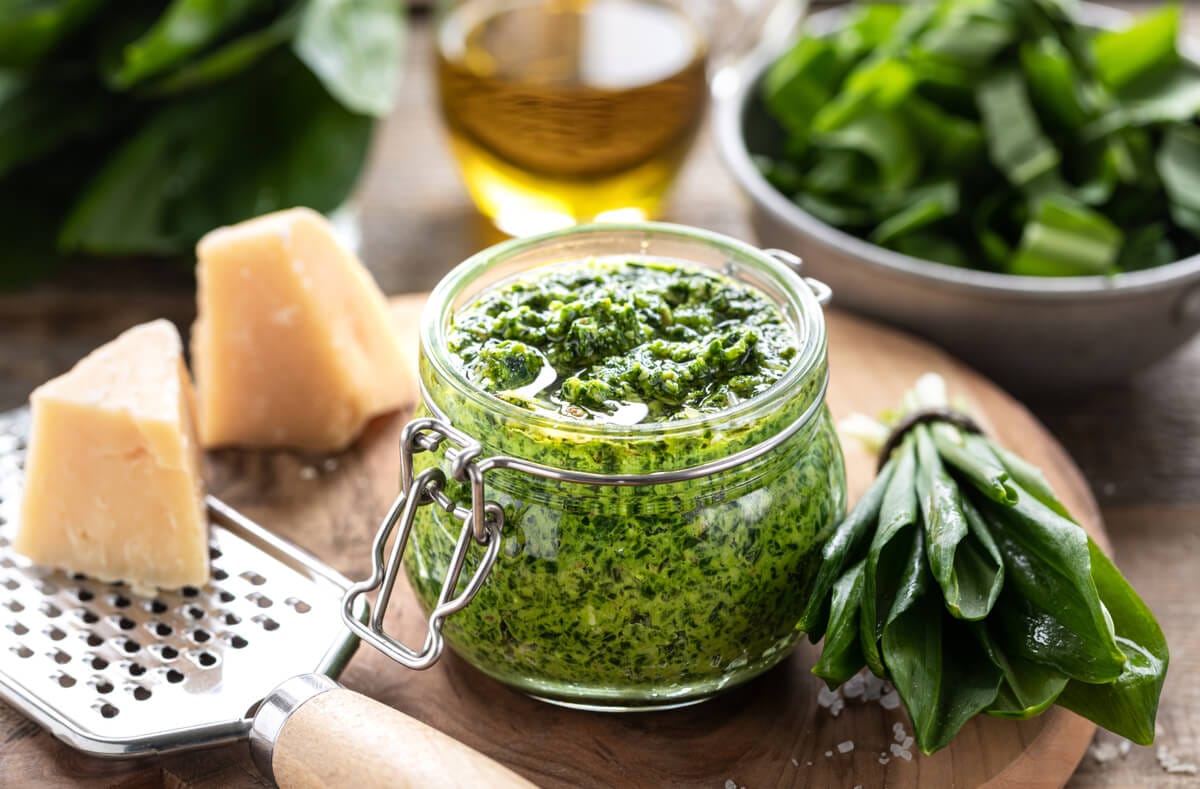 Die 6 besten Methoden zur Konservierung von Bärlauch – von Pesto und Öl bis zum Einfrieren. Mit einfachen Rezepten und praktischen Tipps für eine lange Haltbarkeit.