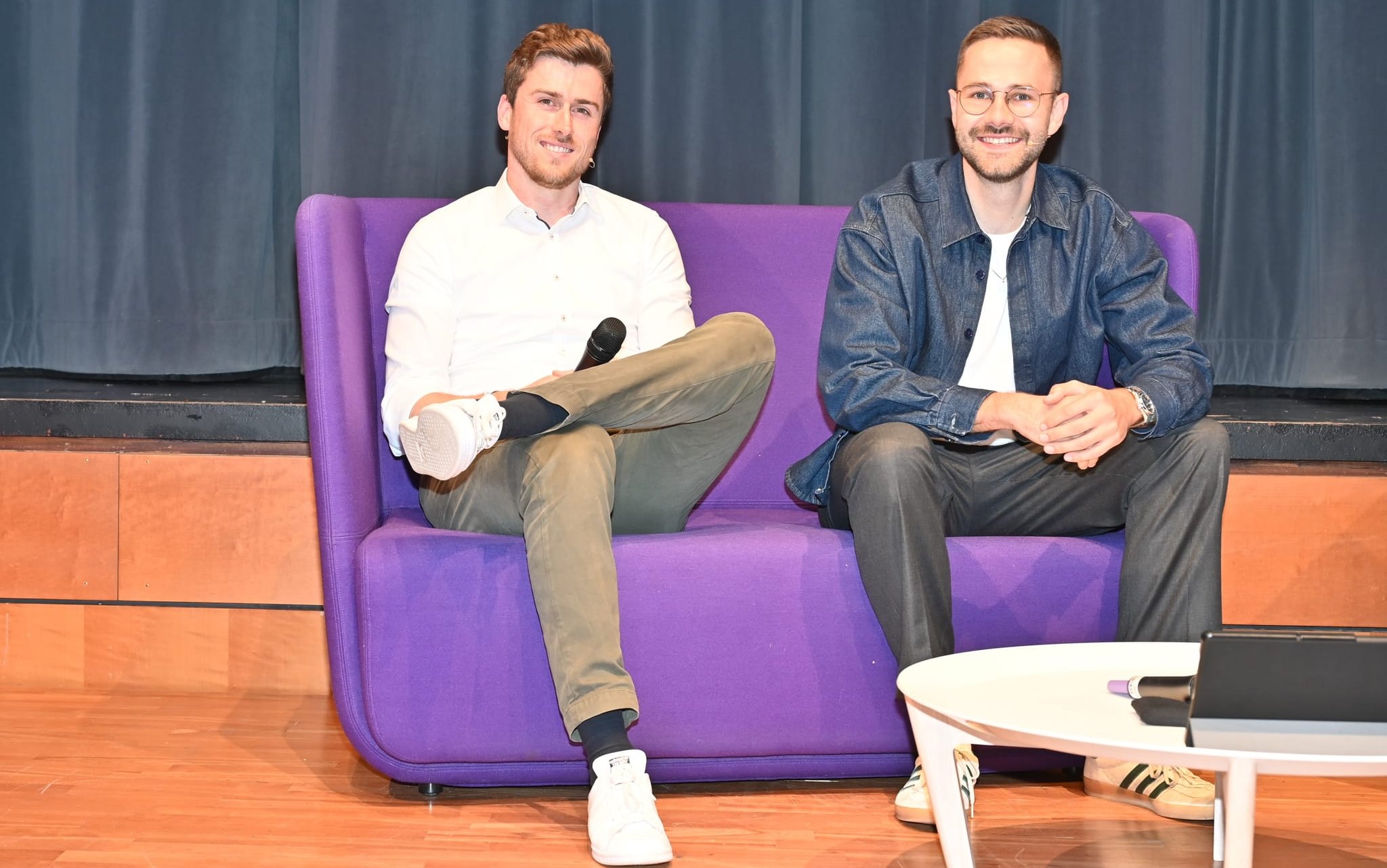 Tim Rudlaff (links) und Benjamin Schliebener brachten den jungen Kunden der Volks- und Raiffeisenbanken das Geldanlegen mit Aktien und Fonds näher.