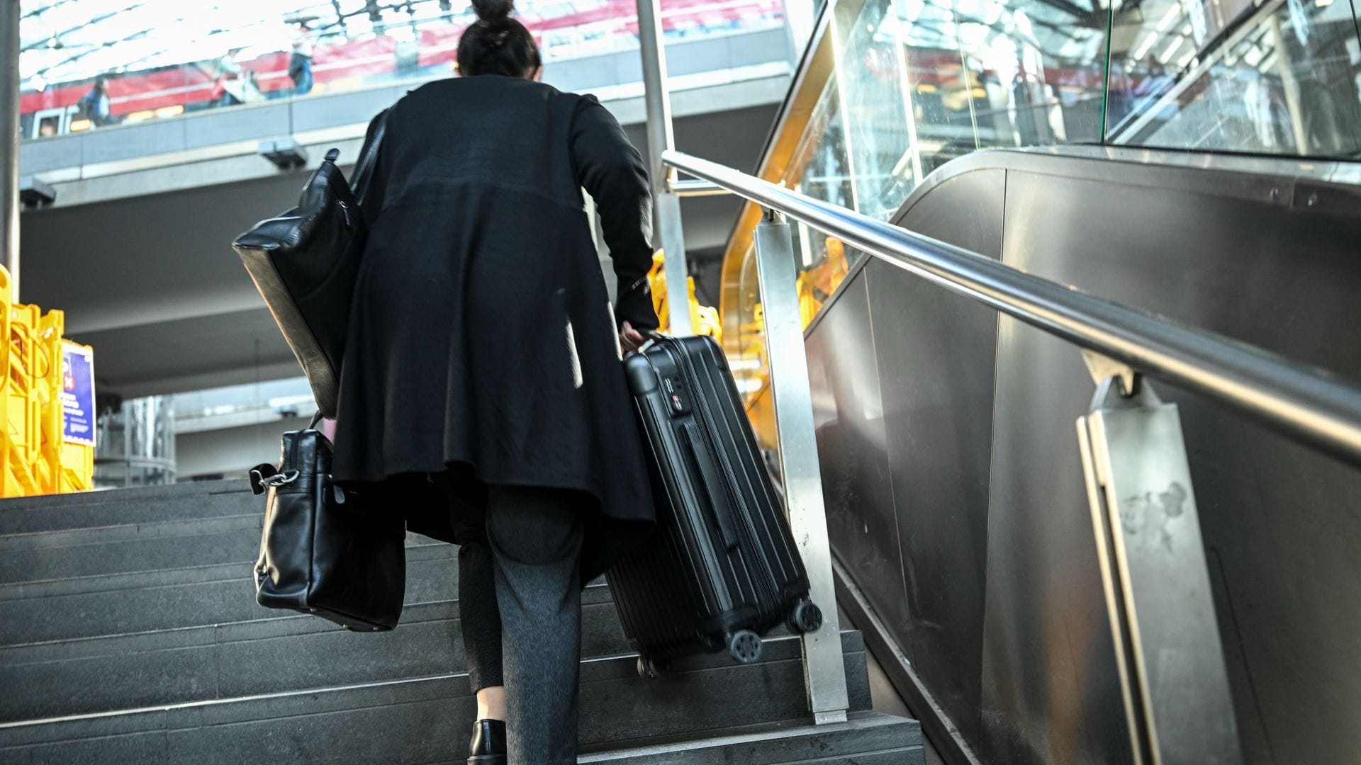 Schwere Lasten werden getragen - ohne Rolltreppe.