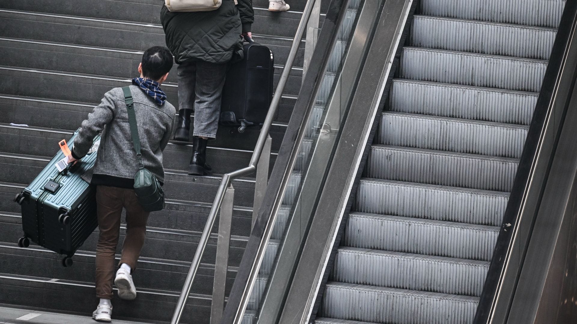 Schwere Lasten werden getragen, ohne Rolltreppe.