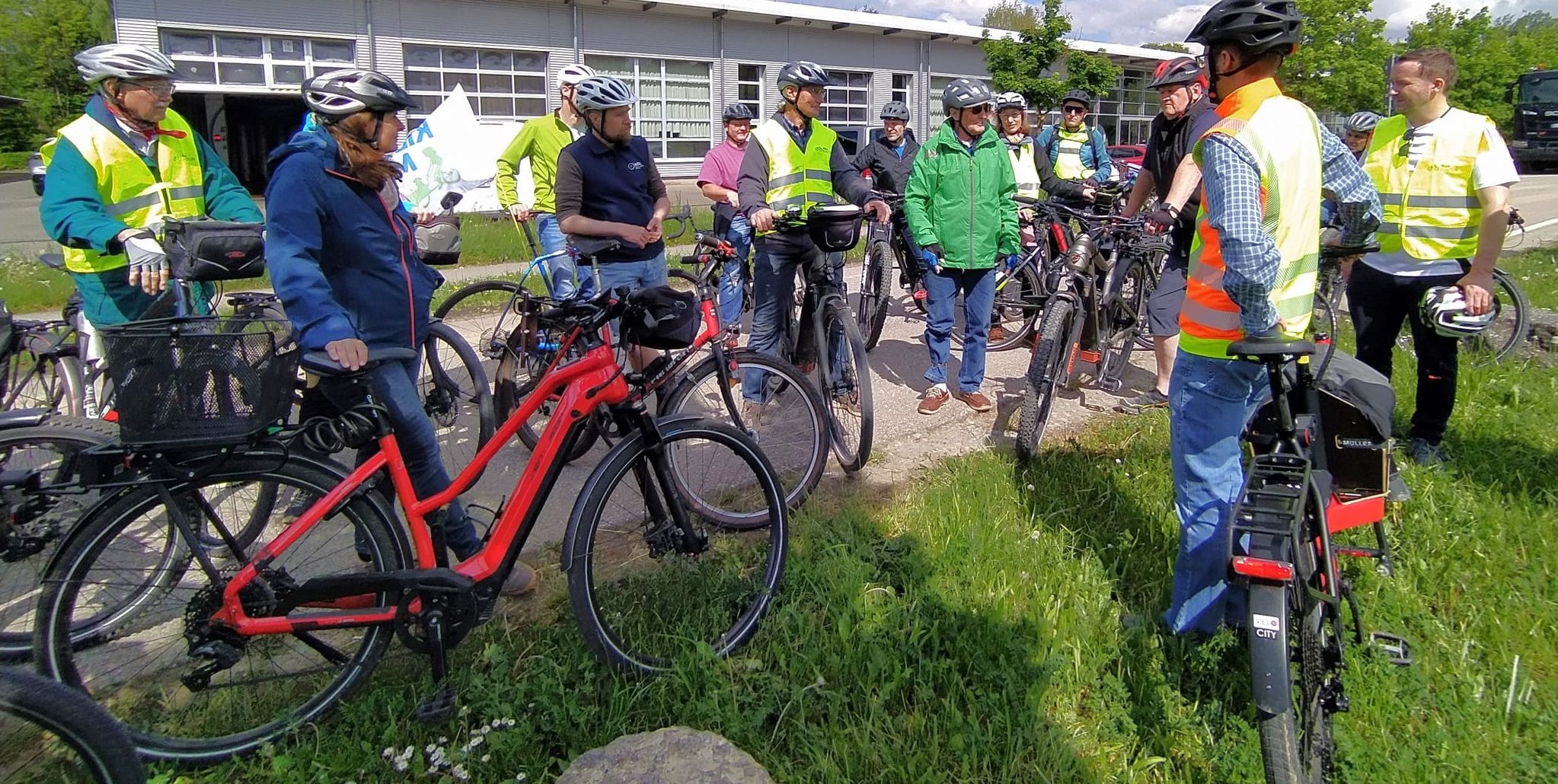 Erläuterungen, Besprechungen und Diskussionen machten aus einer Radrunde mit elf Kilometern eine Zweieinhalb-Stunden-Tour. Bild: Reichert