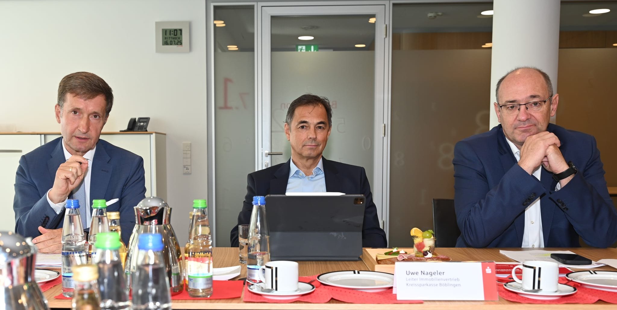 Standen in der Immobilienpressekonferenz der Kreissparkasse Böblingen Rede und Antwort (von links): Vorstand Markus Linha, Uwe Nageler (Leiter des Immobilienvertriebs) und Vorstand Oliver Braun.