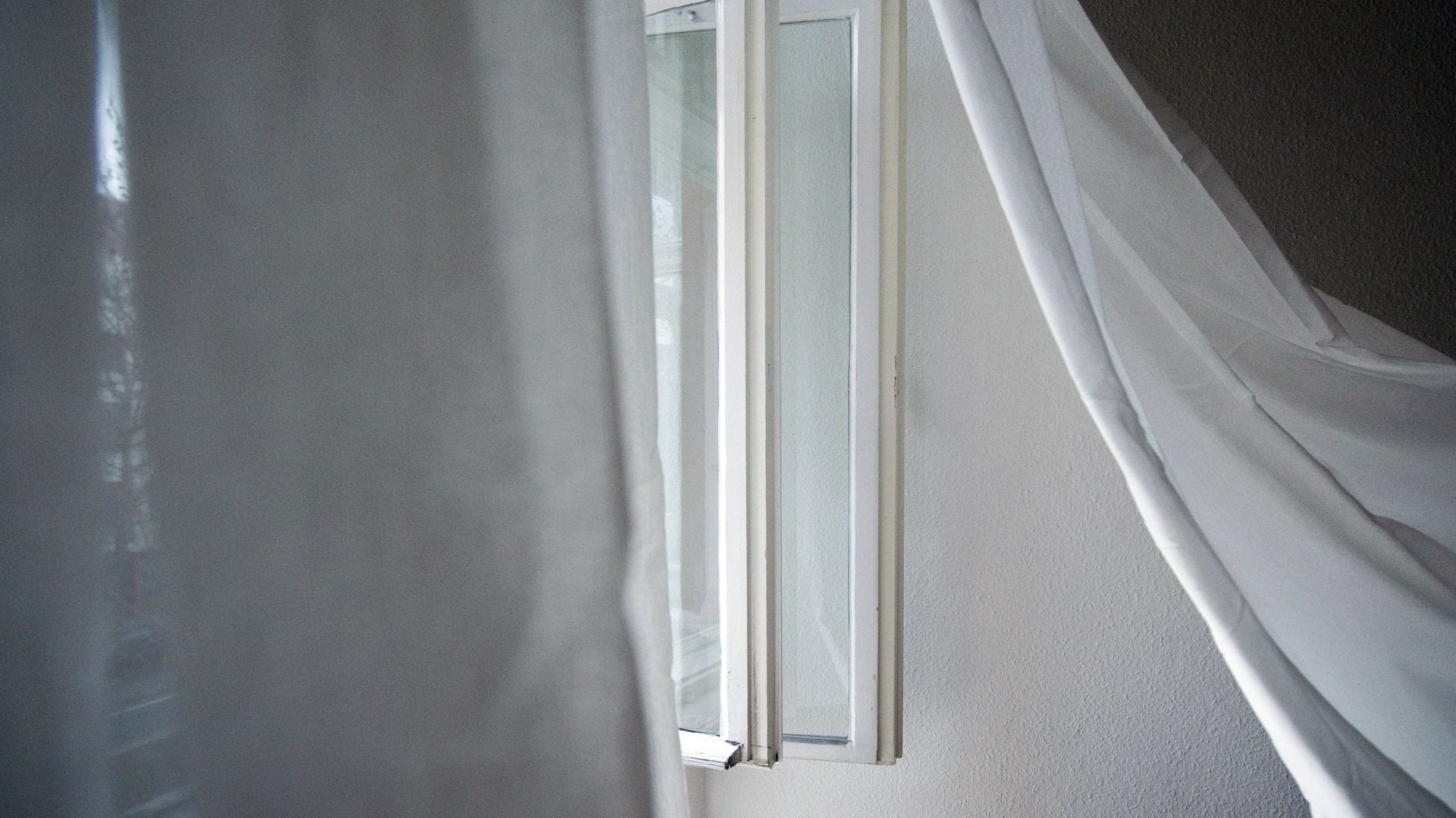 Auf oder zu – wie bleibt die Hitze draußen? (Symbolbild)
