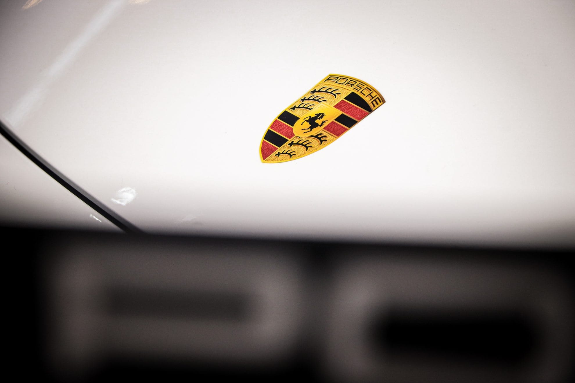 Die Porsche-Aktie legt trotz massiver Verluste überraschend zu. Welche Gründe hinter dem Kursanstieg stecken.