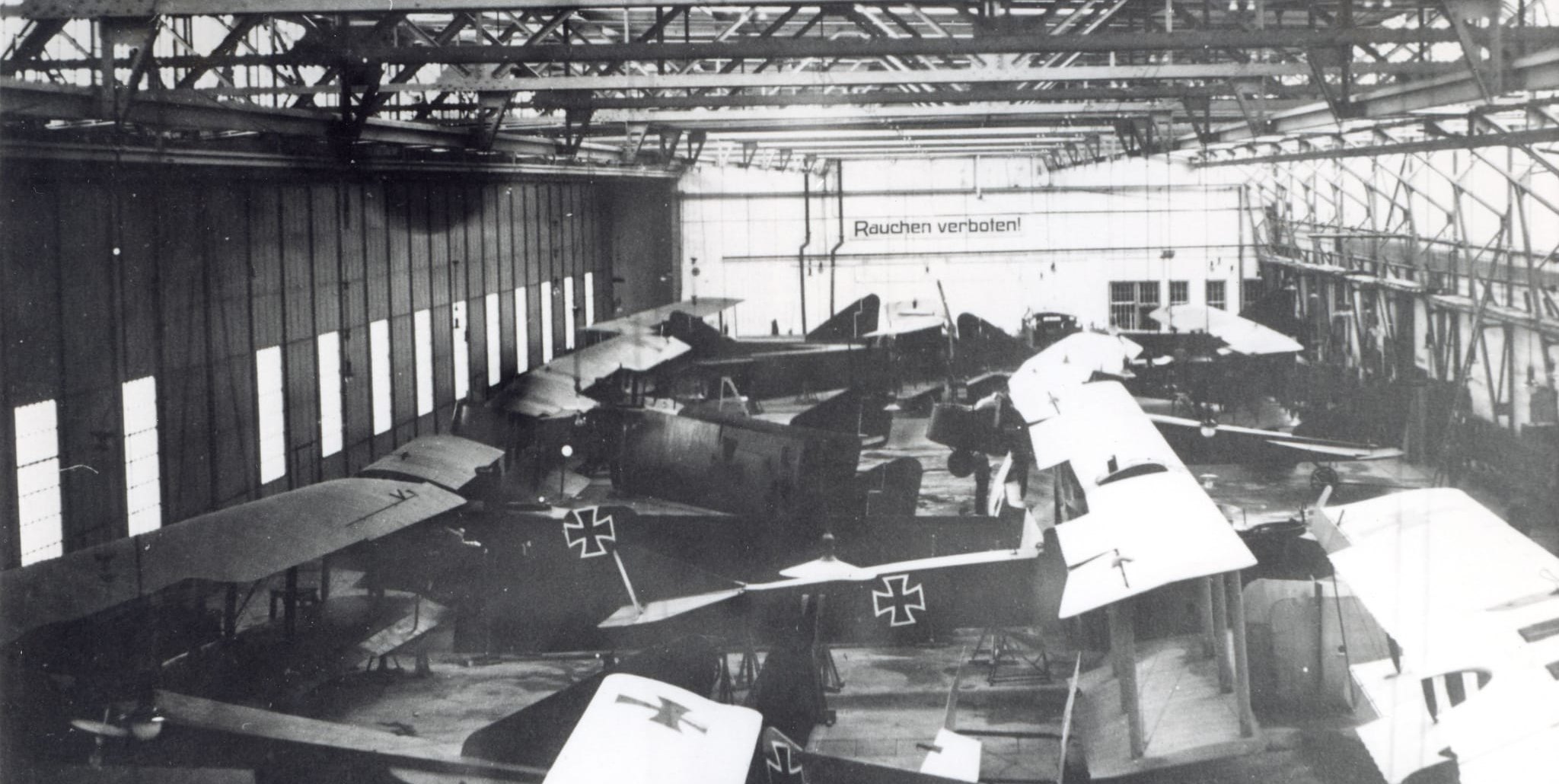 Blick in die Daimler-Produktionshalle, in der Flugzeuge hergestellt wurden.
