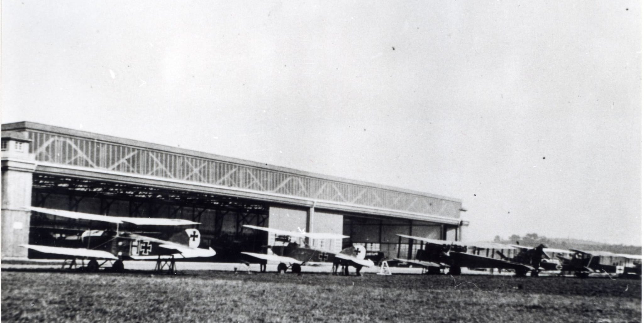 Flugzeuge vor dem Daimler-Werk 1.