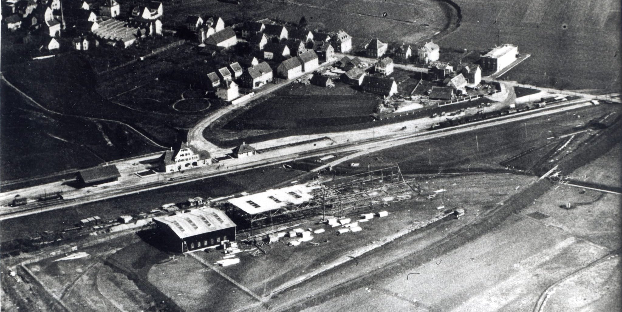Die Anfangszeit des Werks der Daimler-Motorengesellschaft in Sindelfingen. In der Bildmitte ist der Bahnhof an der heutigen Hanns-Martin-Schleyer-Straße zu sehen.