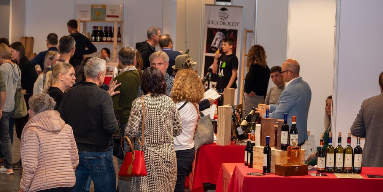 Gespräche, Probieren und Einkaufen, stand bei den zehn Winzern im Vordergrund.