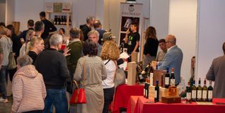 Gespräche, Probieren und Einkaufen, stand bei den zehn Winzern im Vordergrund.