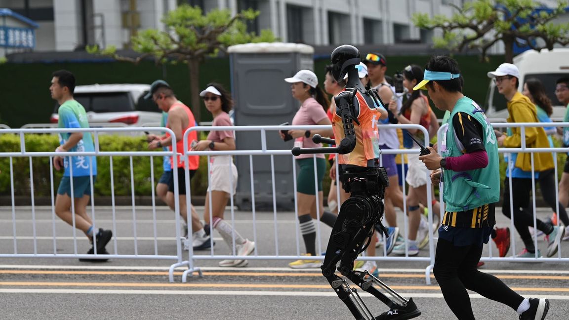 In Peking sind Humanoide bei einem Halbmarathon gegen Menschen gelaufen.