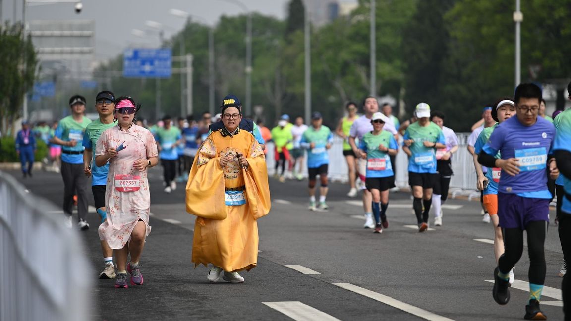 Manche hatte sich für den Lauf traditionelle Gewänder angezogen.
