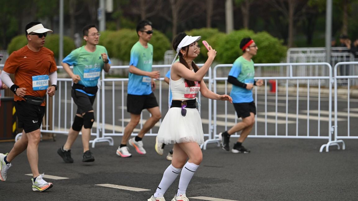 Nach Veranstalterangaben hatten sich mehr als 10.000 Menschen für den Lauf angemeldet.