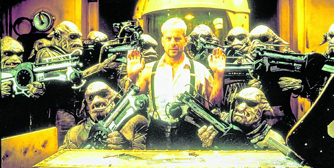Mal wieder steckt Bruce Willis in der Klemme. Doch „Das fünfte Element“ ist viel zu wichtig, um sich davon ins Bockshorn jagen zu lassen. Bilder: z