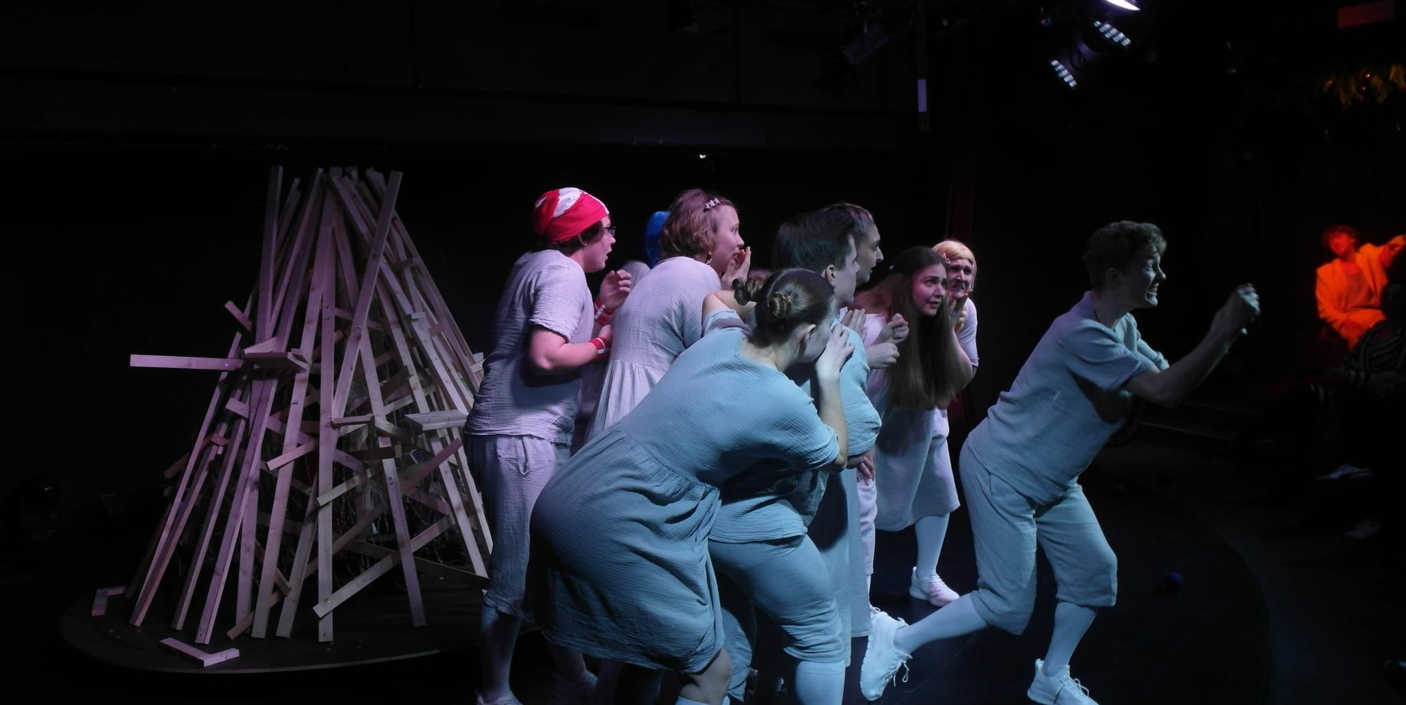 Das Ensemble der Jungen Bühne Sindelfingen spielt „Nichts“ im Theaterkeller.