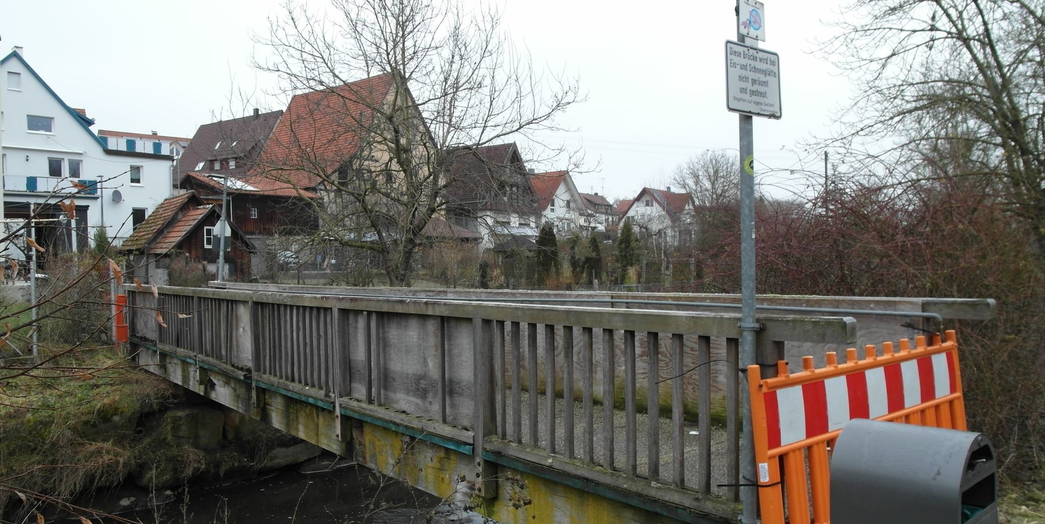 Im Dezember 2024 wurde die Holzbrücke beim Dagersheimer Friedhof gesperrt.