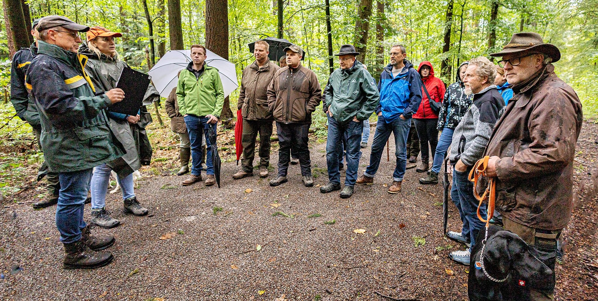 Waldbegang bei regnerischem Wetter in Aidlingen. Links Revierförster Thomas Widmayer. Daneben mit Kappe Bürgermeisterin Helena Österle. 
Bild: Richter