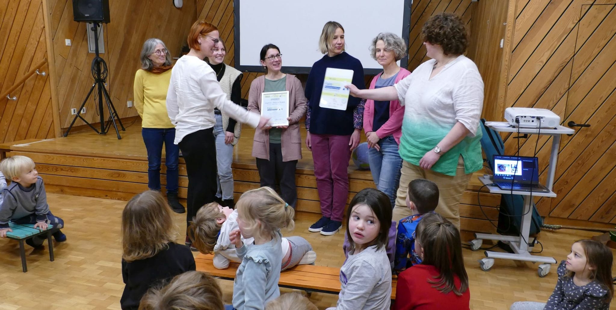 Gundula Büker vom EPiZ in Reutlingen übergibt die Urkunde und ein Aushängeschild als „Faire Kita“ an das Faire Team: Christine Arndt, Jara Sazinger, Rebecca Schofer, Sabrina Spis, Tanja Hoffmann und Desiree Gehrke.