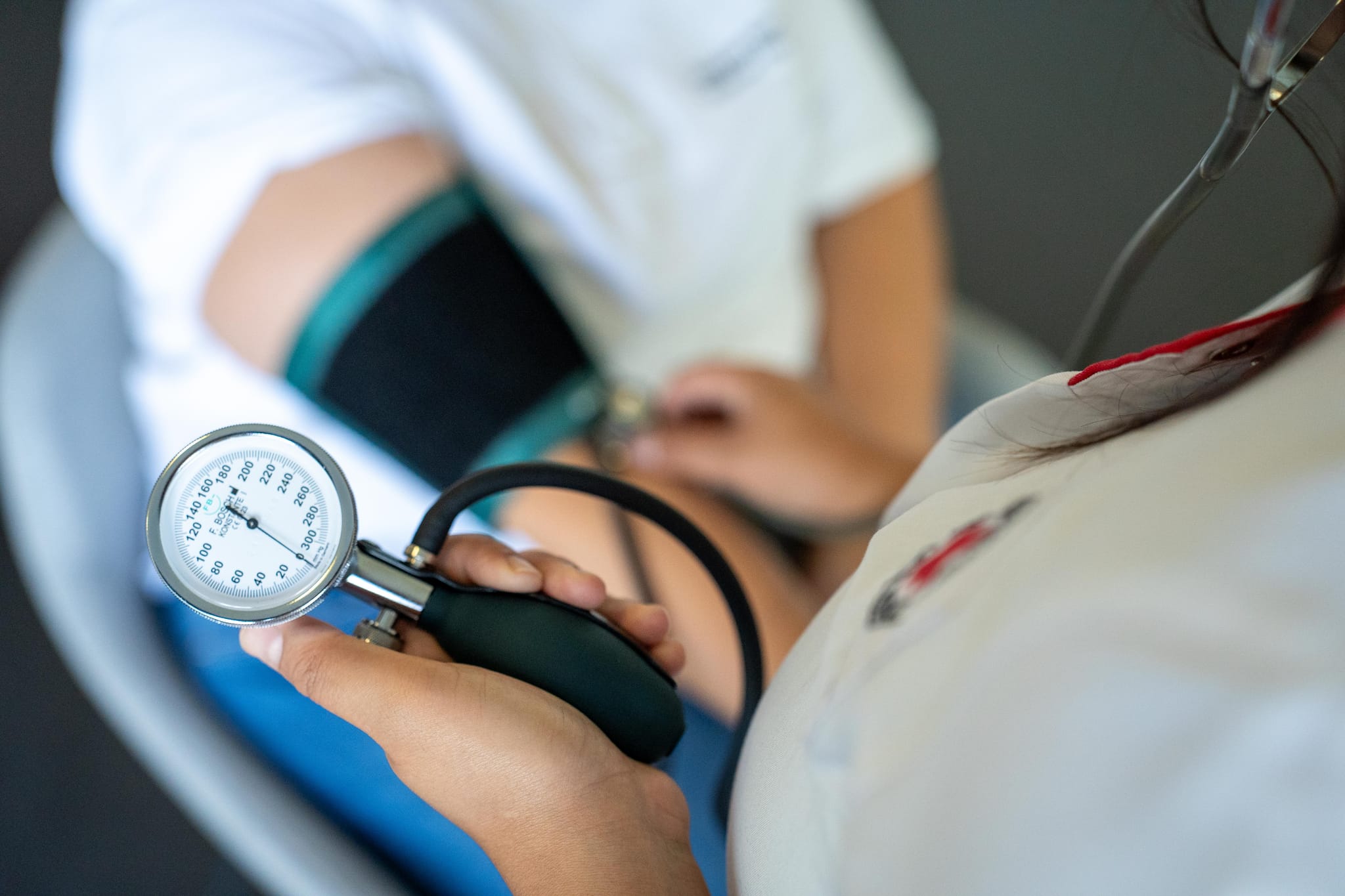 Eine Mitarbeiterin des Häuslichen Pflegedienstes bei der Arbeit. Regelmäßig misst sie den Blutdruck ihrer Kunden.