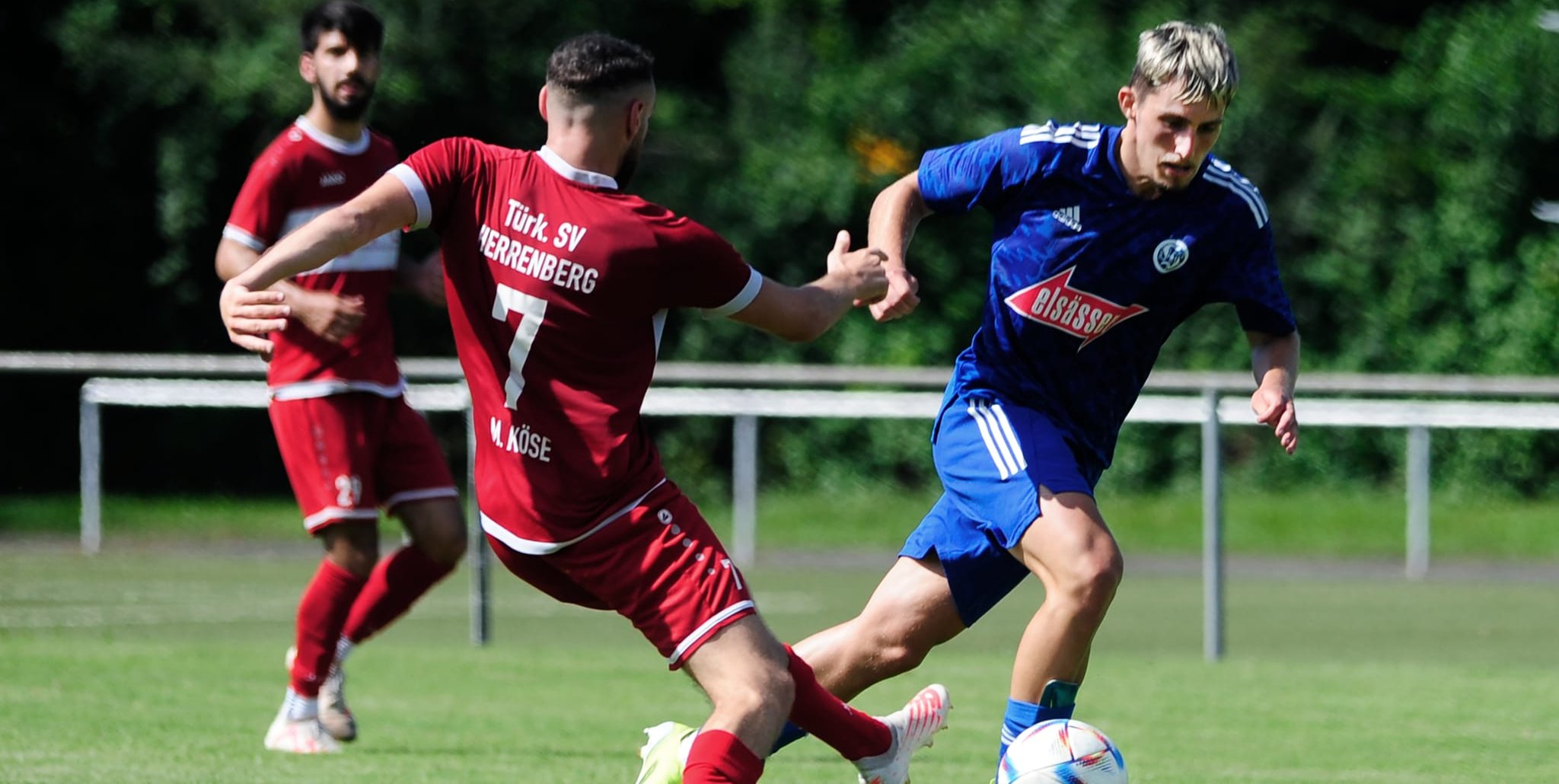 Abkühlung  nach dem Spiel. Da durften auch die Kostüme nass werden. Das gehört beim Futedo-Cup des TSV Dagersheim dazu. Bild: z